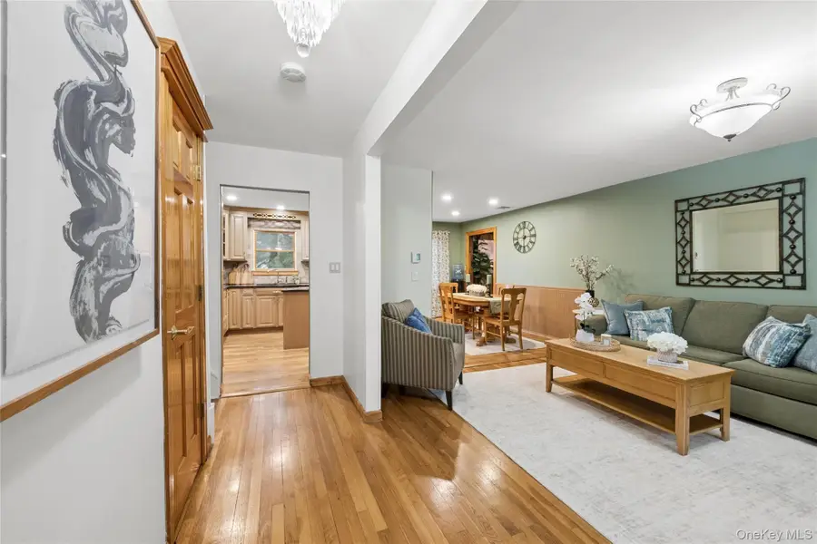 21 Edgewood, Plainview, NY 11803 - #2
