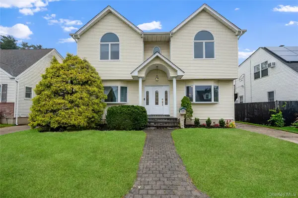 22 Park E, New Hyde Park, NY 11040