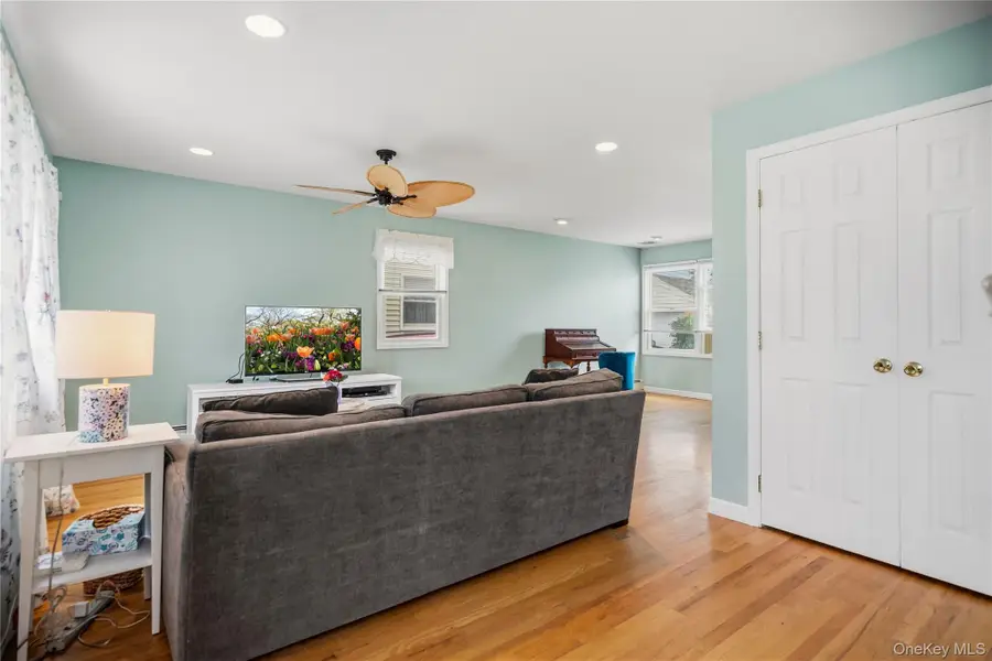 22 Park E, New Hyde Park, NY 11040 - #3