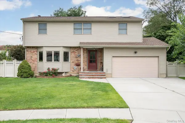 73 Anndom Court, North Babylon, NY 11703