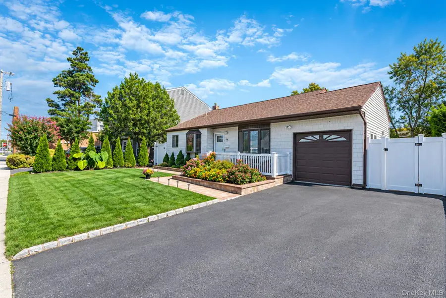 833 N Fulton Avenue, Lindenhurst, NY 11757 - #3
