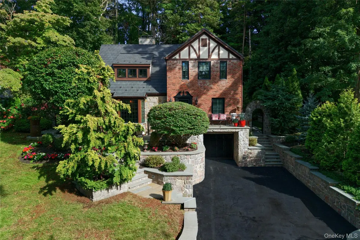 17 Sinclair Martin Drive, Roslyn, NY 11576 - #1