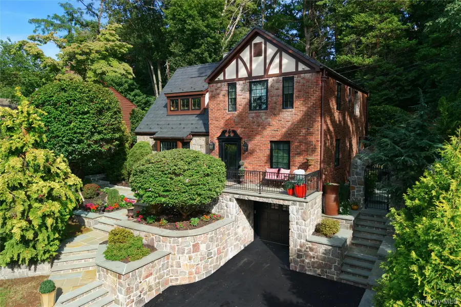 17 Sinclair Martin Drive, Roslyn, NY 11576 - #2