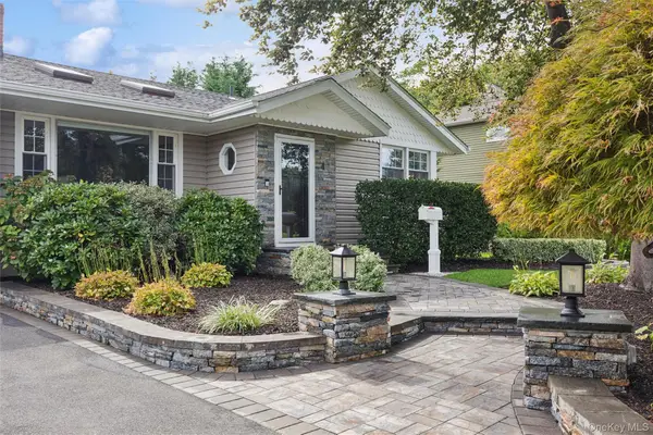4 Larkspur Drive, West Islip, NY 11795