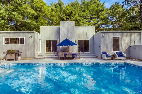 10 Glenmore Road, Hampton Bays, NY 11946