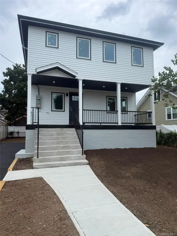 18 Sportsmans Avenue, Freeport, NY 11520