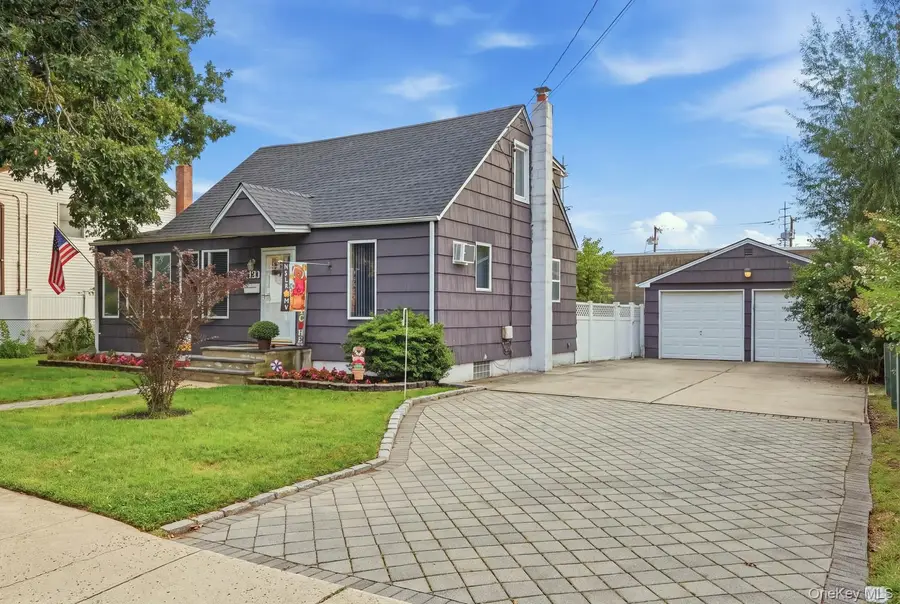 121 N Delaware Avenue, Lindenhurst, NY 11757 - #2