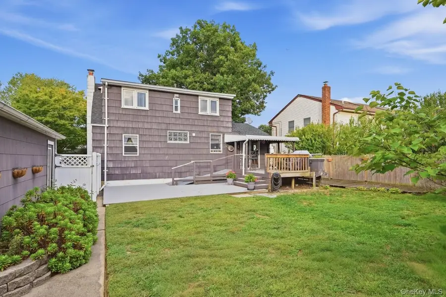 121 N Delaware Avenue, Lindenhurst, NY 11757 - #3