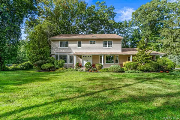 27 Winter Lane, Dix Hills, NY 11746