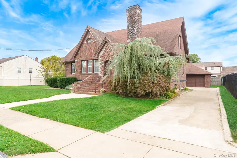 2320 Woodland Avenue, Wantagh, NY 11793 - #2