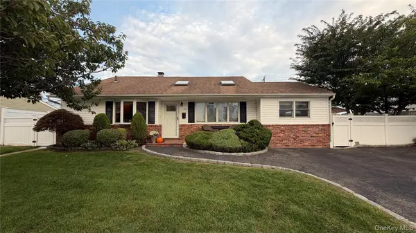 11 Lois Lane, Farmingdale, NY 11735