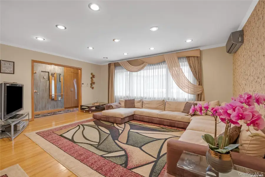65-24 Ellwell Crescent, Rego Park, NY 11374 - #3