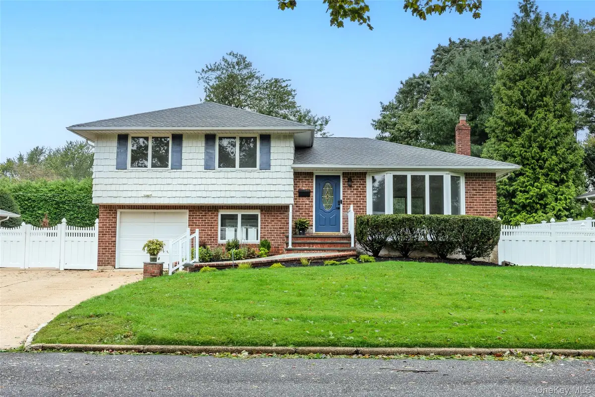 27 Schoenfield Lane, Melville, NY 11747 - #1