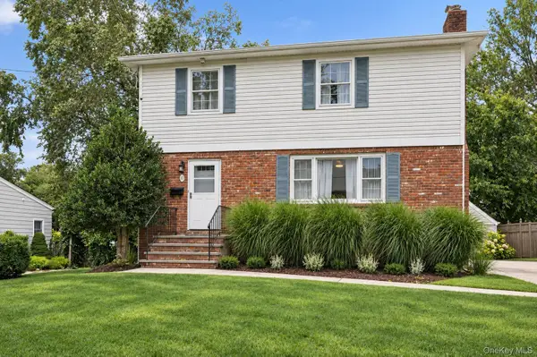 10 Grace Court, Islip, NY 11751