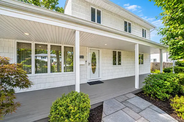 1524 N Monroe Avenue, West Islip, NY 11795