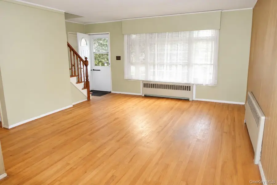 29 Emerson Court, Westbury, NY 11590 - #3