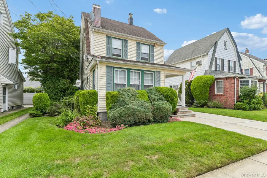 27 Juniper Avenue, Mineola, NY 11501 - #2