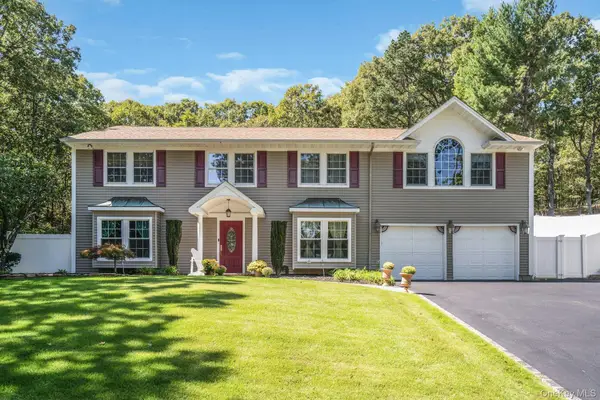 43 Stonehurst Lane, Dix Hills, NY 11746