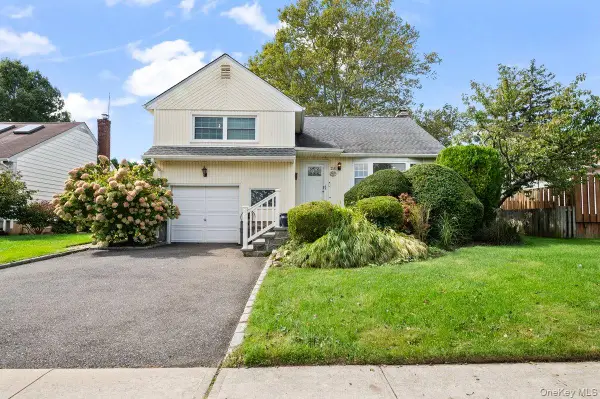 25 Marilyn Boulevard, Plainview, NY 11803