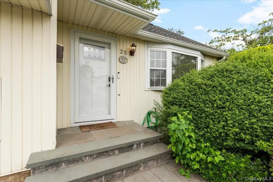 25 Marilyn Boulevard, Plainview, NY 11803 - #3