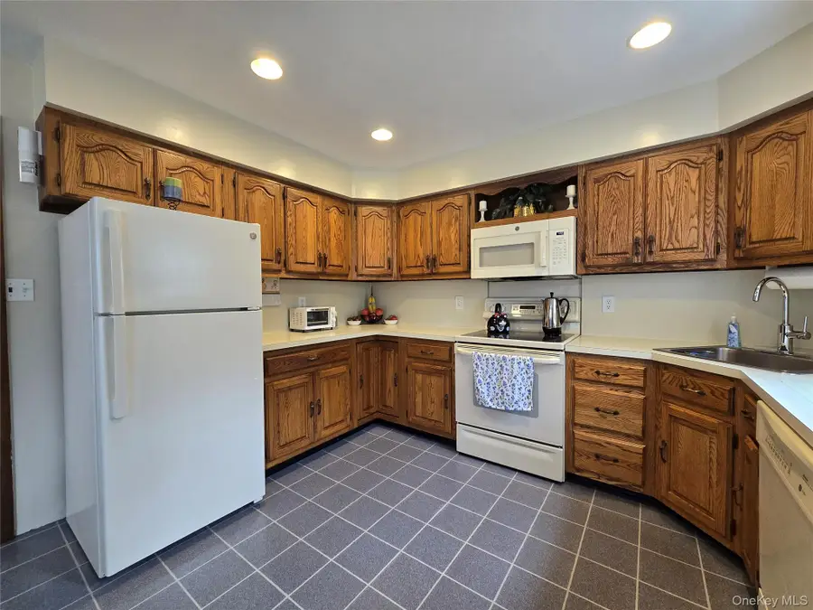 9 Milton Street, Sayville, NY 11782 - #2