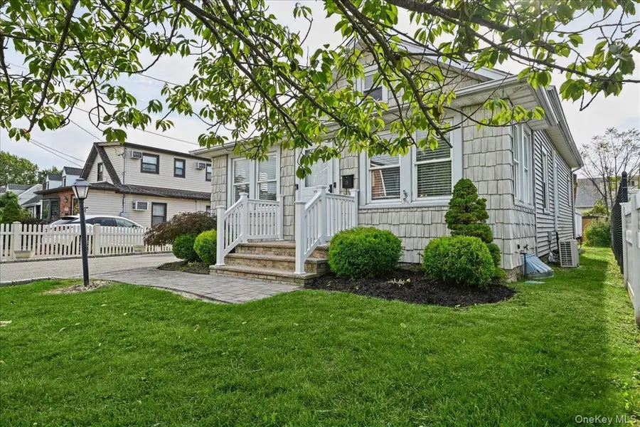 635 S 6th Street, Lindenhurst, NY 11757 - #3