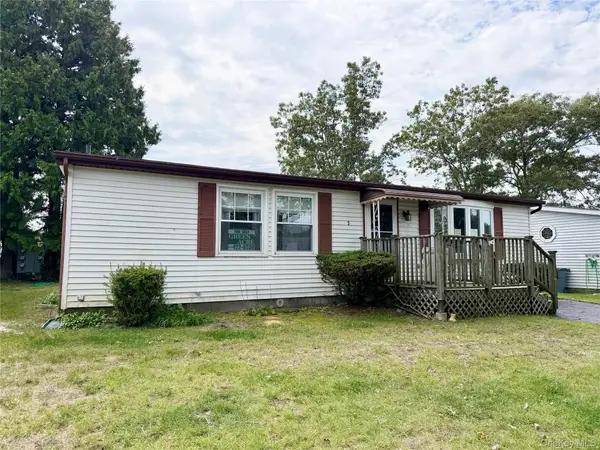 5 Holly Drive, Manorville, NY 11949