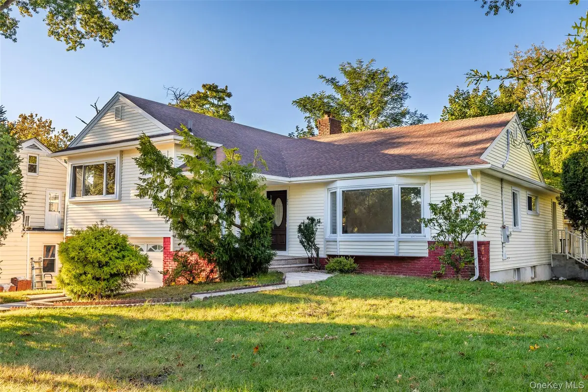 21 Oxford Boulevard, Great Neck, NY 11023 - #1