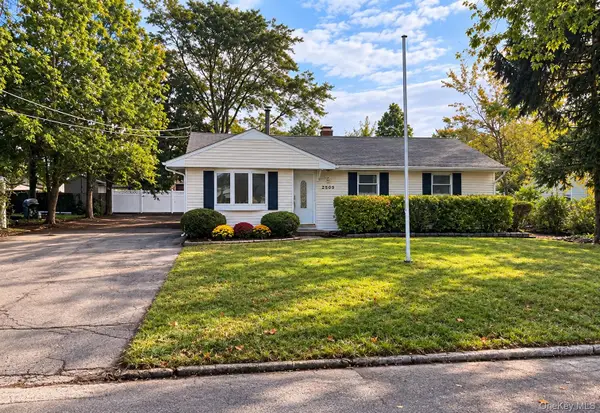 2909 Falcon Avenue, Medford, NY 11763