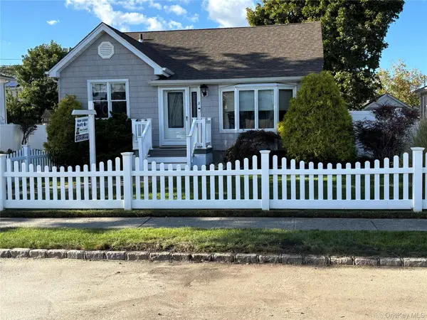 8 Walnut Place, Lindenhurst, NY 11757