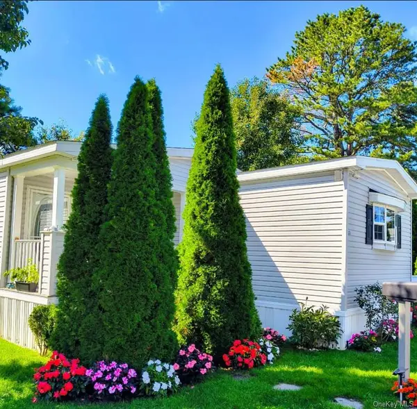 525 Riverleigh Avenue #B-25, Riverhead, NY 11901