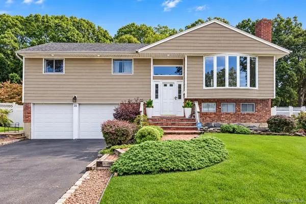 31 Sterling Lane, Smithtown, NY 11787