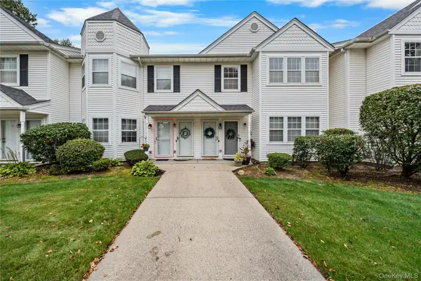 3 Victorian Lane, Medford, NY 11763