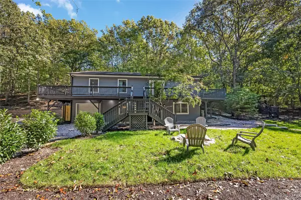 644 Bread And Cheese Hollow Road, Northport, NY 11768