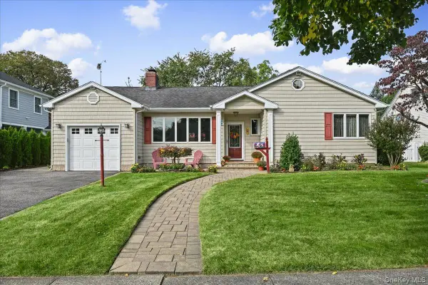 4 Lincoln Street, Garden City, NY 11530