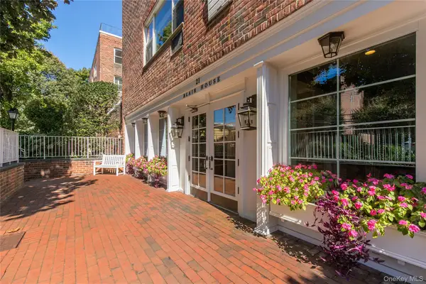 21 Chapel Place Chapel Place #3J, Great Neck, NY 11021