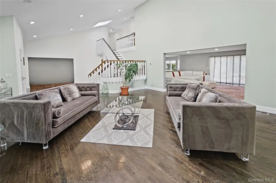 17 Scenic View Court W, Dix Hills, NY 11746 - #3