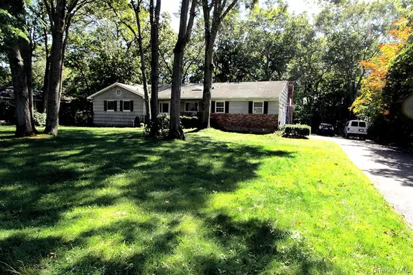 16 Argyle Place, Smithtown, NY 11787