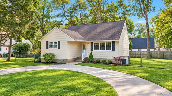 124 Officials Avenue, Holbrook, NY 11741