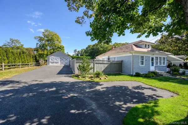 16 Squiretown Road, Hampton Bays, NY 11946