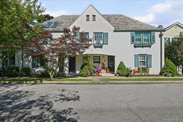 5 1st Place, Garden City, NY 11530