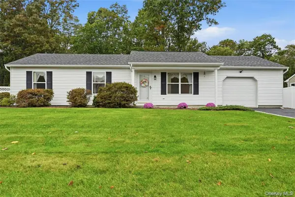 6 Evelyn Court, Manorville, NY 11949