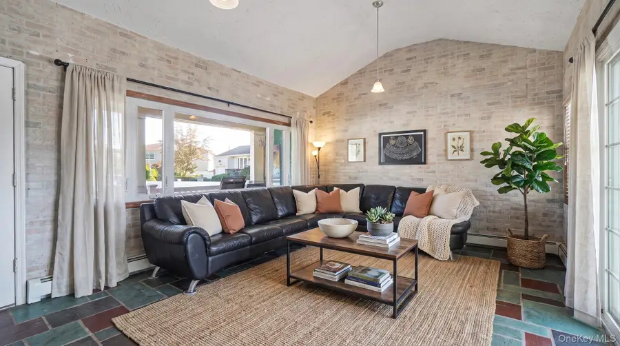 10 Victor Court, Hicksville, NY 11801 - #3