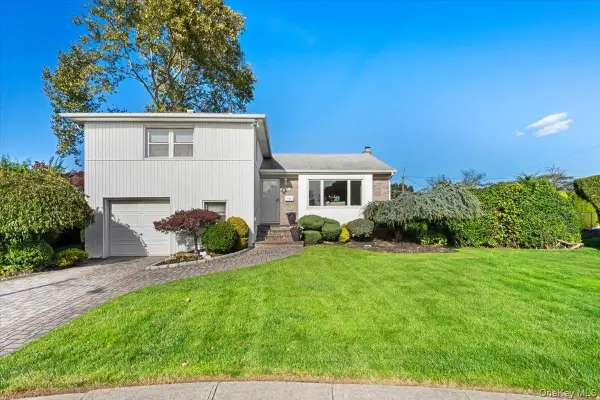 8 Temme Court, Plainview, NY 11803