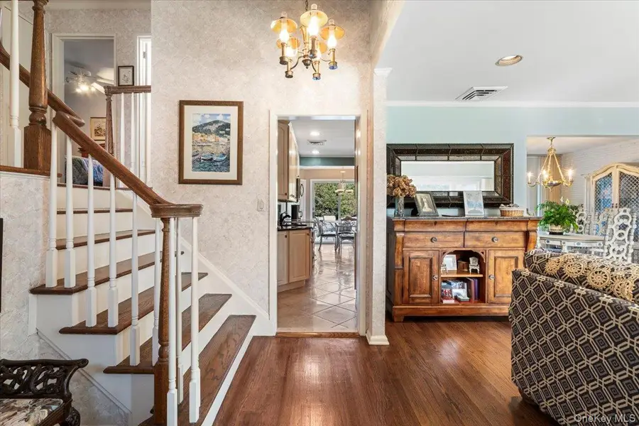 8 Temme Court, Plainview, NY 11803 - #3
