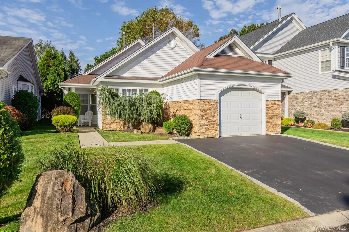 29 Madison Circle, Middle Island, NY 11953 - #1