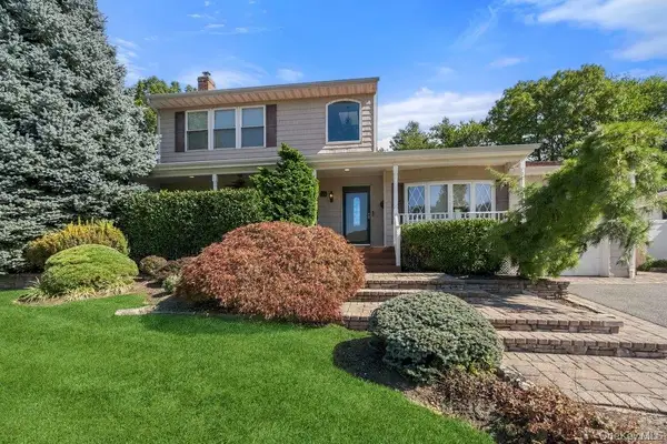 25 Beaumont Drive, Plainview, NY 11803