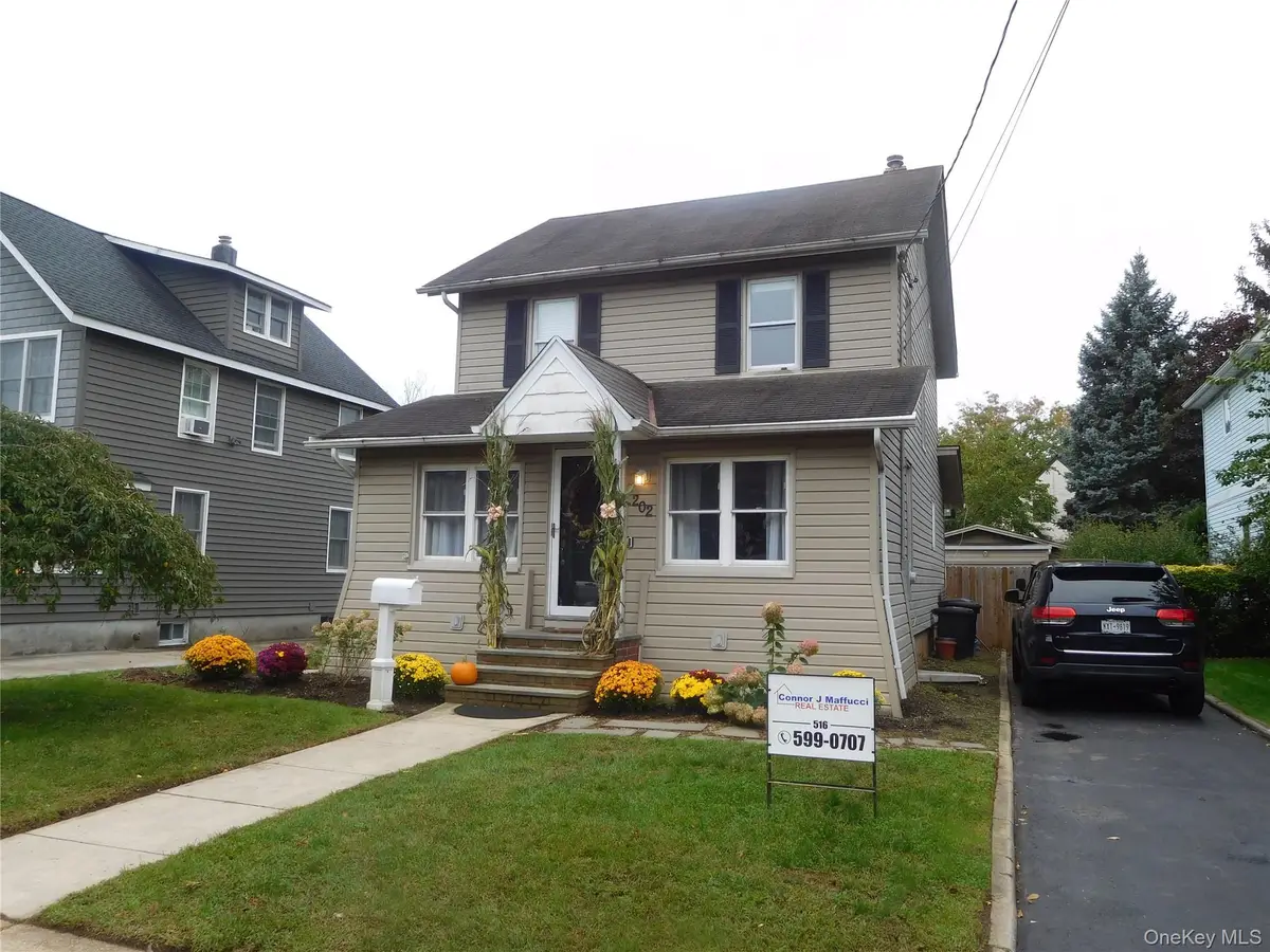 202 Linden Street, Rockville Centre, NY 11570 - #1
