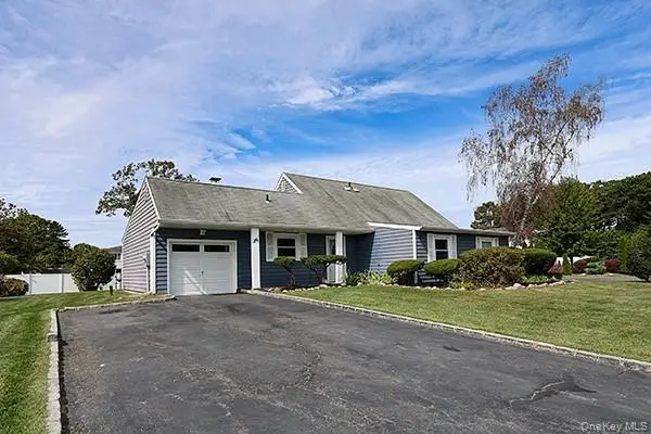 36 Torrey Pine Lane, Medford, NY 11763