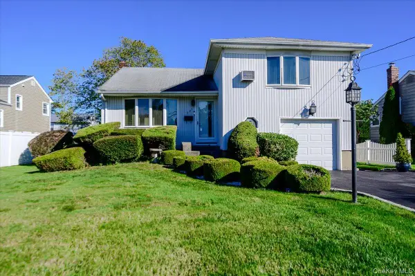 121 Pine Street, Massapequa Park, NY 11762